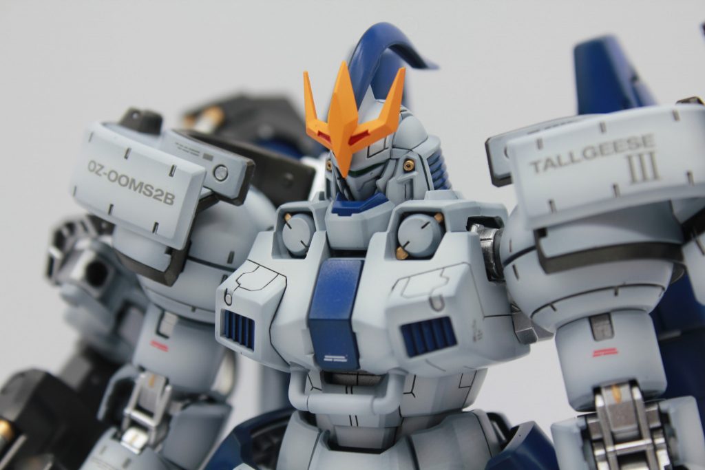 胸部パーツ中心に筋彫りを追加、部分塗装は水性アクリルカラーのゴールドを使って情報量を上げました。