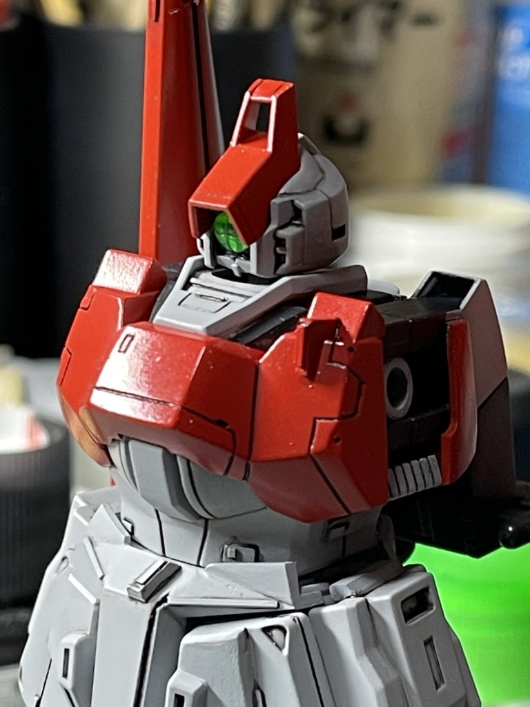 頭部はモノアイと赤いひさしのみリックディアス、あとはほとんどヘイズルを使用。プラ板とスジボリでディテールアップしつつ、ちょこちょこと細部を変更しています。頭頂部はエポキシパテで成形。ちいさいガンダムフェイス(?)がオシャレ。