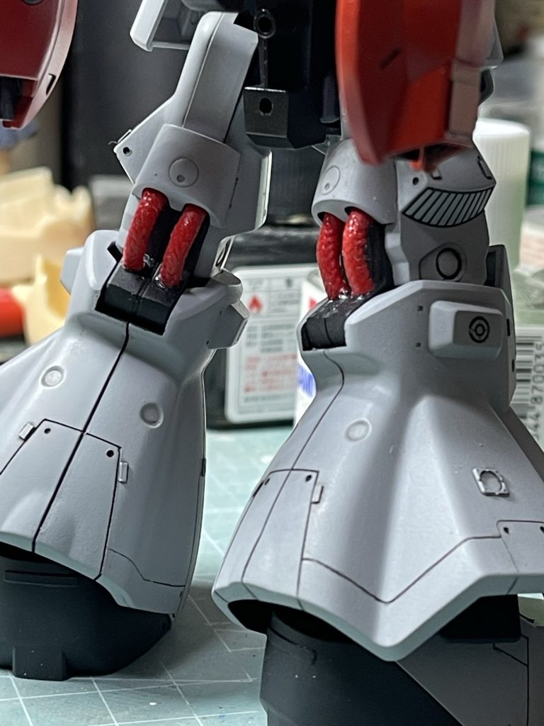 膝裏のパイプは会社に落ちてたメッシュの電源コードを使用(笑市販品よりも質感、太さとか良い感じ。 大味な脚のスカートはスジ彫りし、エッチングパーツなども使用し密度を上げてあります。脚部スカート内側もディテール入れたけど撮影し忘れた・・・。