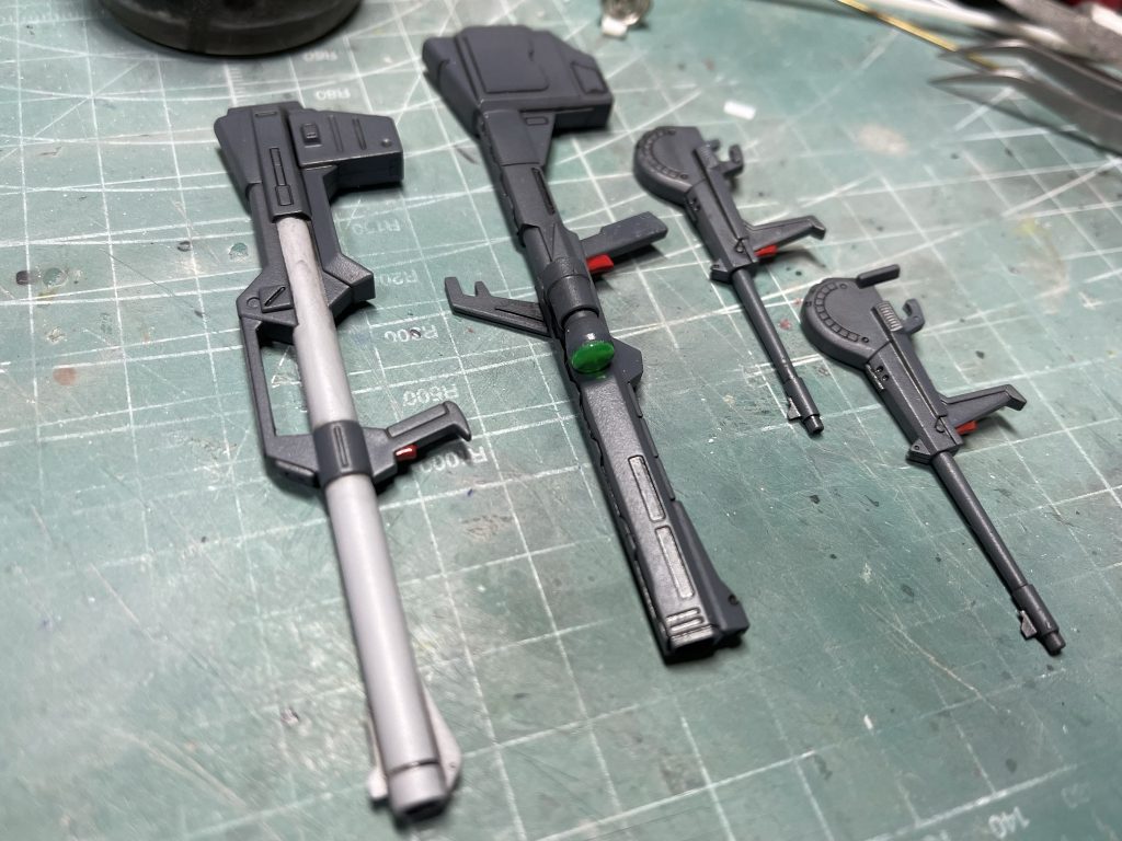 面倒がらずに武装もちゃんとマスキングして塗り分けました。クレイバズーカはレーザーサイトを追加作成。これらもちょこちょことプラ板でディテールアップ。トリガーは赤色で統一。リックディアスってビームライフル系のスマートな武器より、こういうゴツイ系のが似合うよね。そして未だに手持ち武器としてのビームピストルの有用性が判らない。