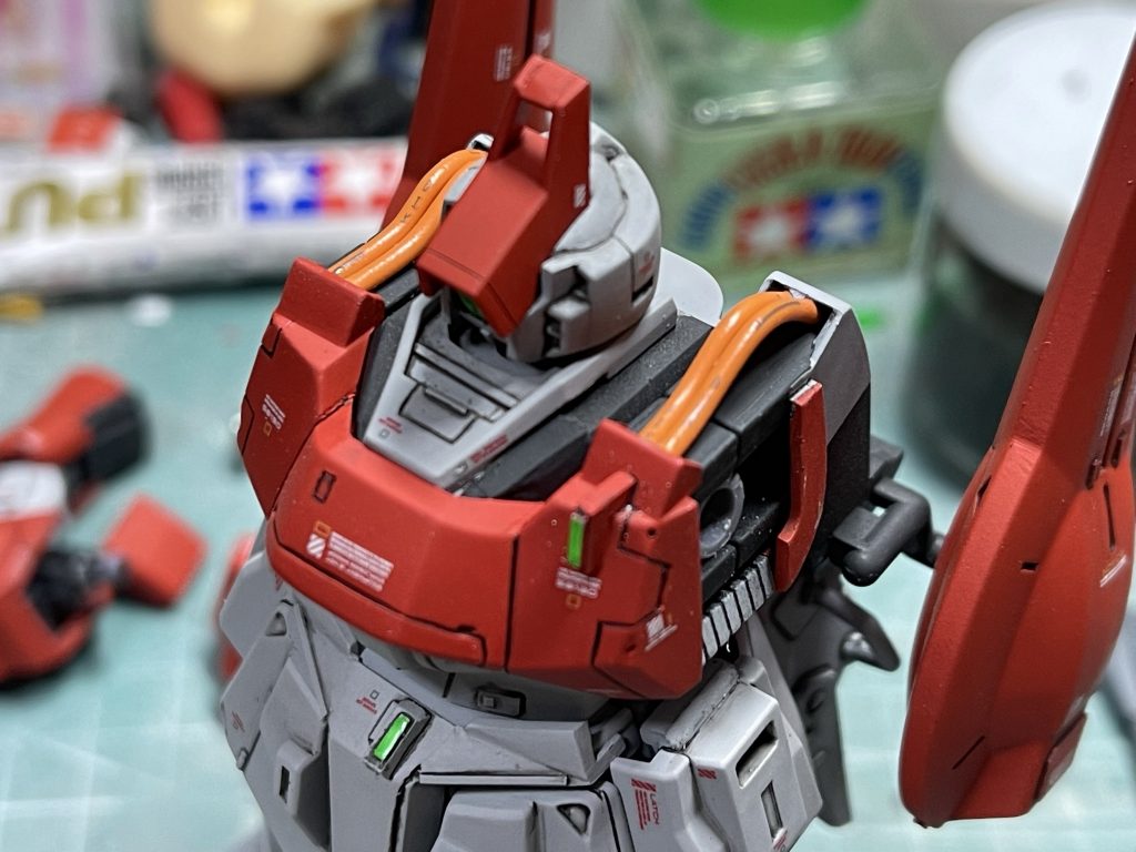 肩のジャバラパーツはやめて動力パイプむきだしに。ここも会社にあった配線材料を切ってそのまま使いました。電線の被覆についてる細かいマーキングがそのままでスゴク良い感じ。