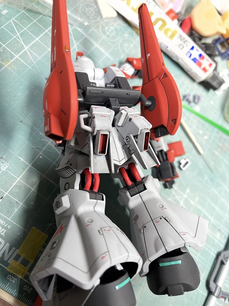 腰のエンジンは全部切り離し、社外品のパーツを切った貼ったしてでっちあげました。そういえば腰部スカート裏もびっしりディテール入れたのに全然画像から見えないや・・・。