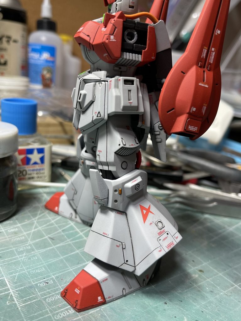 今回この機体はアーガマ隊の置いてったリックディアスを地上用に改修。あの人がディジェに乗る前のほんの短い期間に使ってた機体というものです。これを更に発展させてディジェになったという設定。 腰部フロントアーマーはディアスのものにMK2のディテールをくっつけて修正。サイドアーマーはMK2そのままですが、干渉する部分を切り飛ばしてあります。結果、ボリューム感が無くなりすっきりスマートな印象にできました。 そしてカラーは後のZプラスのカラーリング。ディジェになった時に緑色になったけど、やっぱり気に入らなくて次のZプラスで復活させた・・・とか。