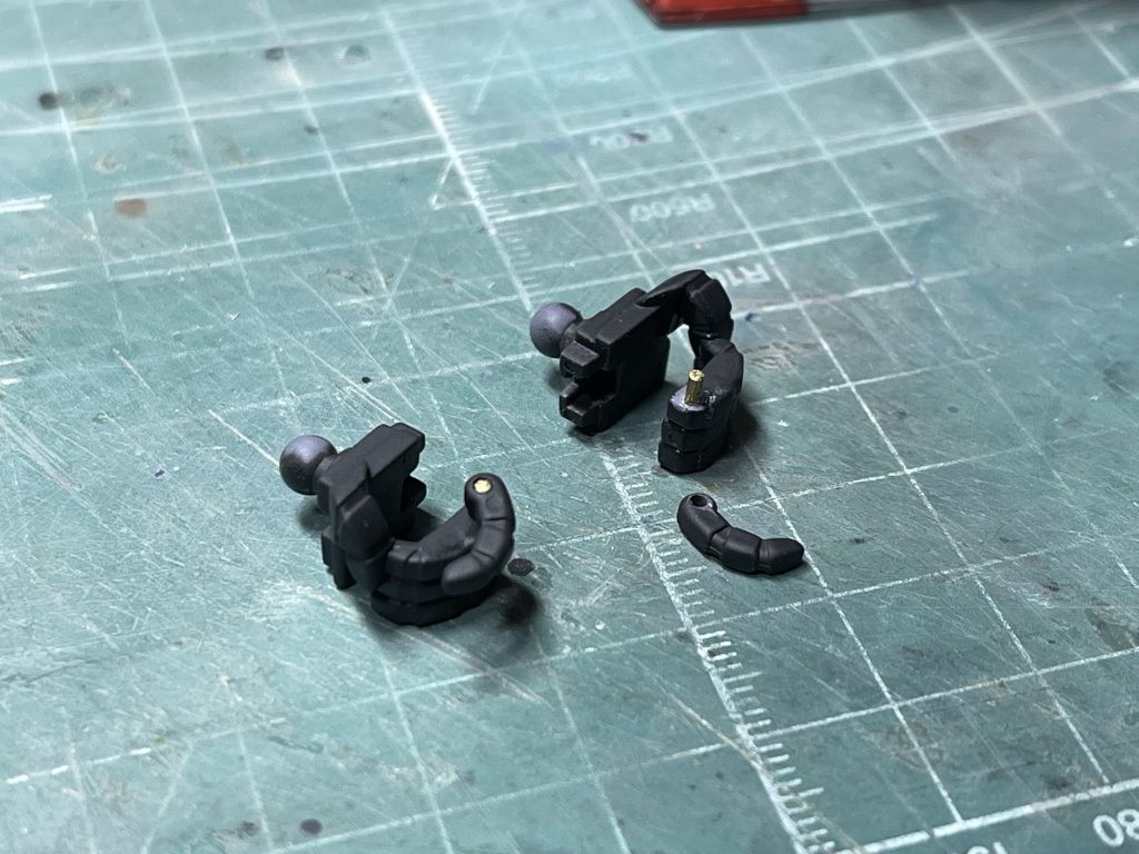 プレバンの製品だそうですが(例によって自分のじゃないw)、初期HGUCの改修版なんでしょうか。各所のパーツに時代を感じる部分があり、金型も劣化したものをそのまま使っているのか品質的に疑問を感じることも。人差し指だけが軸で可動する仕組みでしたが、1mmのプラ軸なんて絶対折れる(ってか折った)ので真鍮線に置き換え。これってどうよ?