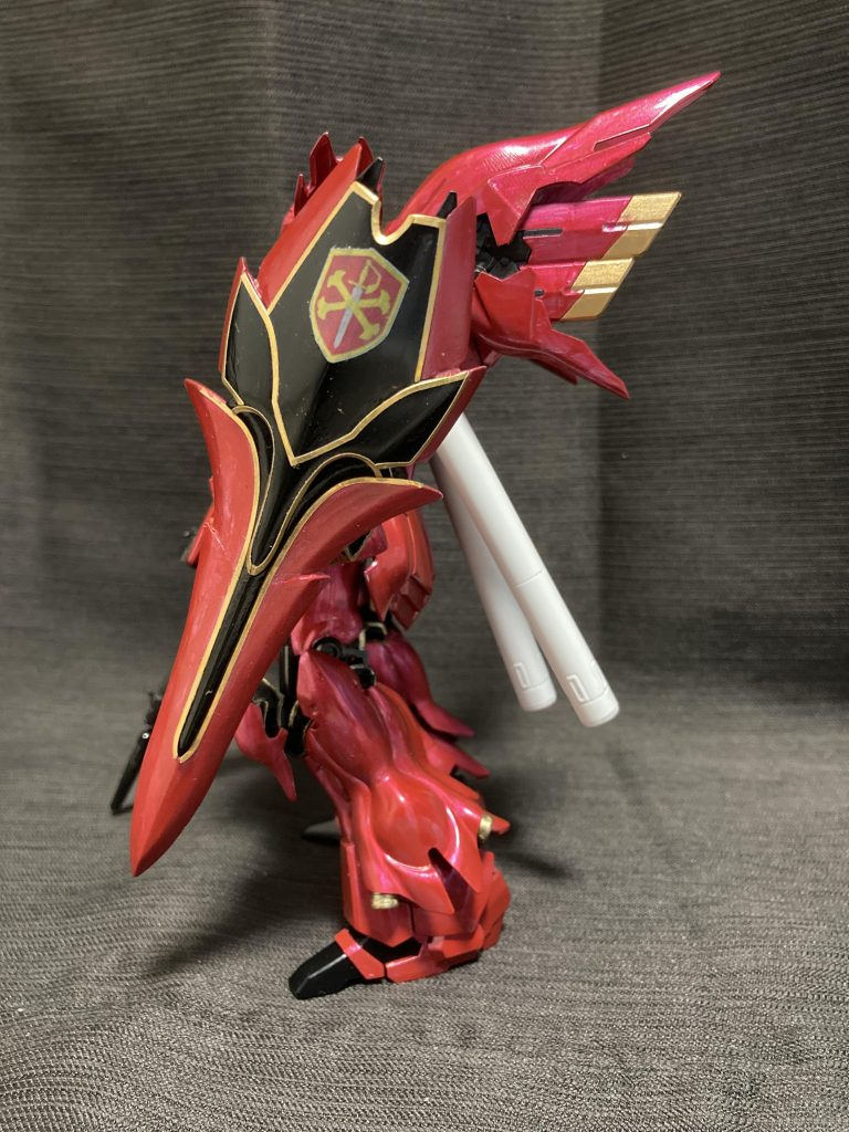 横から。シールドの金ラインは付属のシールを使ってますが、他の塗装個所と色味を合わせるため、シールを塗装してから貼り付けています。