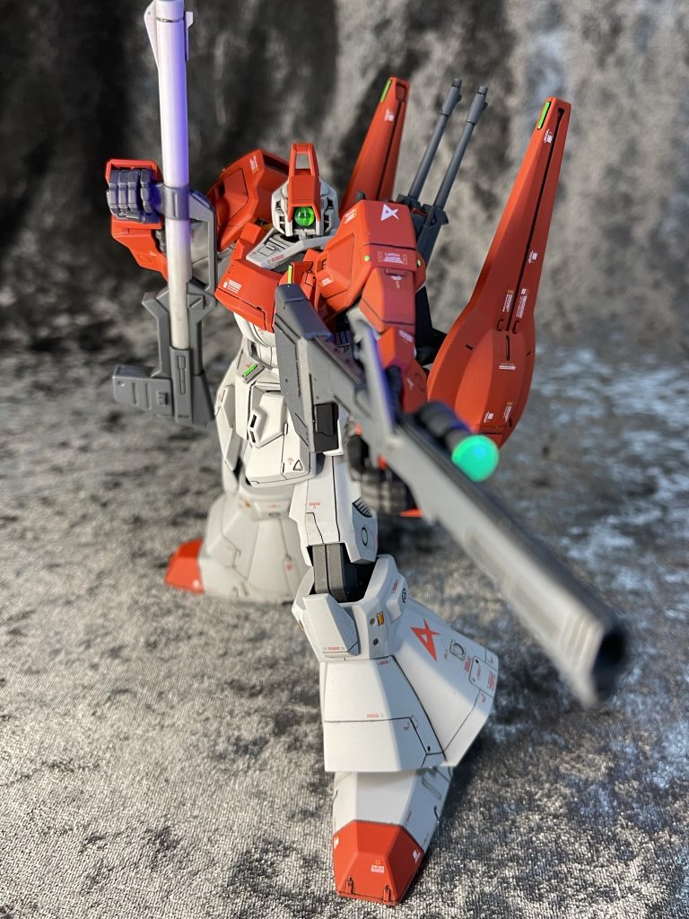 対物センサーを強化したクレイバズーカ(改)、MK-2系のハイパーバズーカなど実体弾系の兵装を装備。背面のビームピストルは完全にオート化され、背面ウェポンラックに固定状態での運用となる。