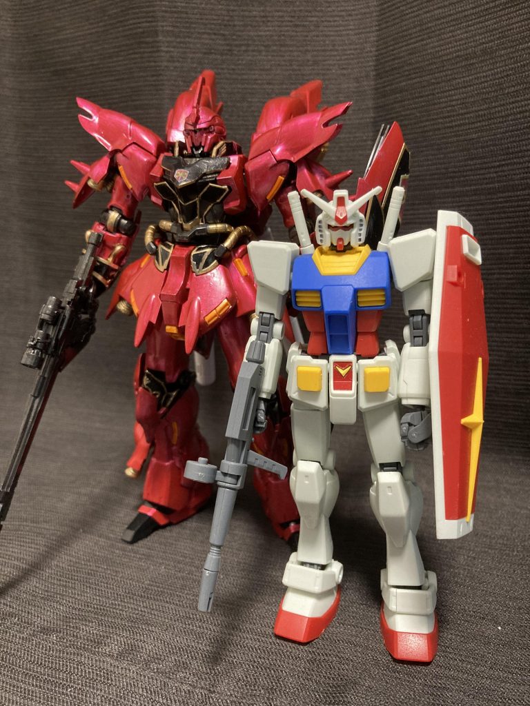 HGのRX-78-2と比較。18m級MSと比較しても大人と子供の身長差がありますね。クロスボーンガンダムとかと比較したらまさに巨人になりそうです。