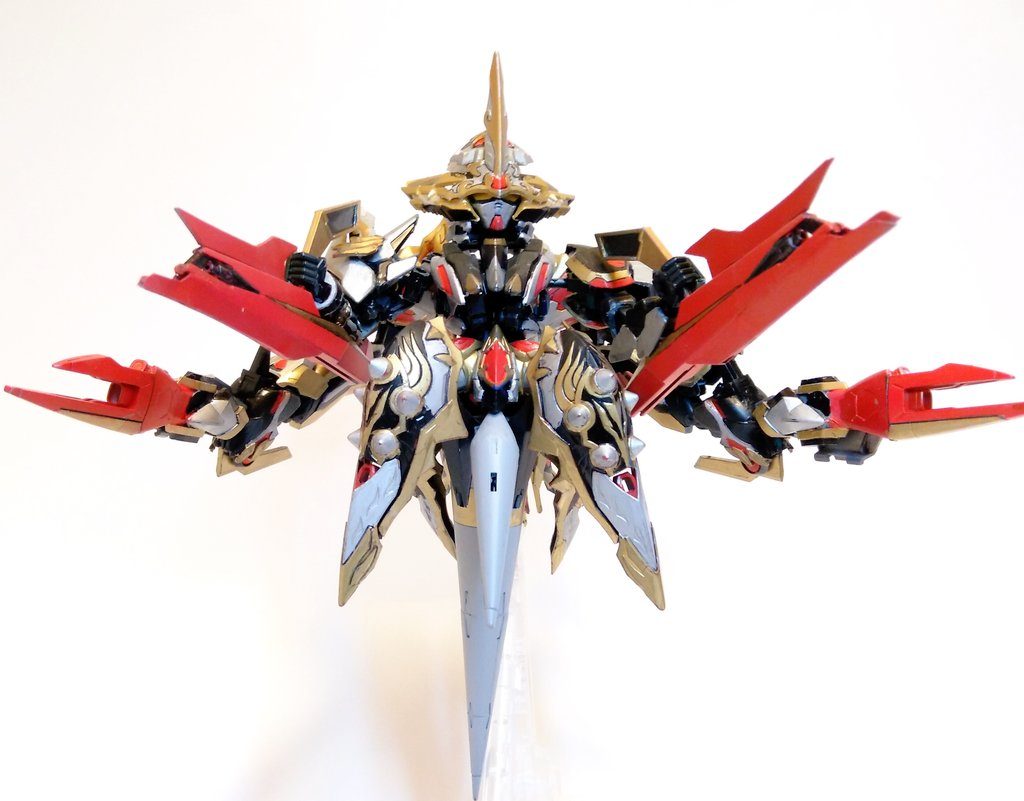 完成！！　「 アサルトハルク・ウリエル」！！ノイエジールを意識したモビルアーマーっぽいやつです！ハンドパーツとヘルメット以外、ほとんど差し替えなしで合体できますぞ！！ジョイントパーツを一つ使い、3機のマシンを接続してます！