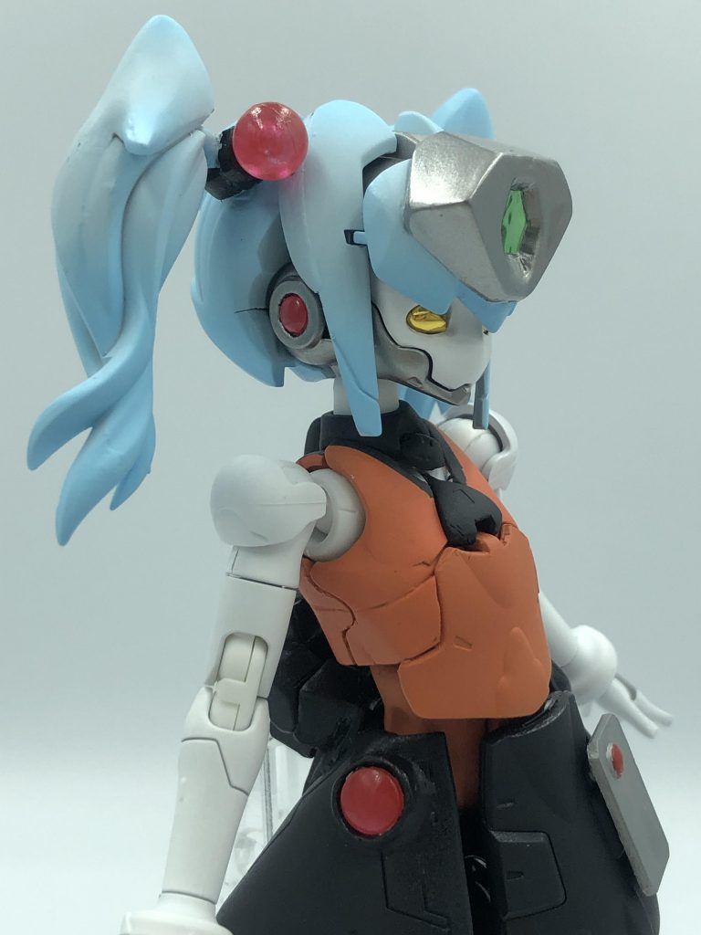 耳元もくりぬいてGNコンデンサを増設してます。スカートの部分はパテをもってクリアパーツをはめ込む台座を作ってあります。裏面にホイルシールが貼ってあるので、角度によってはキラキラします(笑)