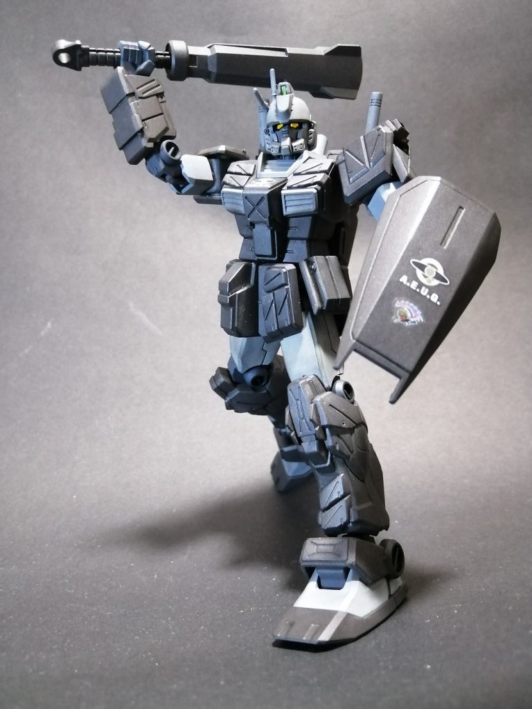 「どけどけ~ぶっ壊すぞ!」壊し屋・アダム・スティングレイ曹長機。ジム・ストライカーにイージーエイトの頭、特製メイス、新型半盾を装備、近接担当。盾に「鎌を持ったジャックオーランタン」のエンブレム。