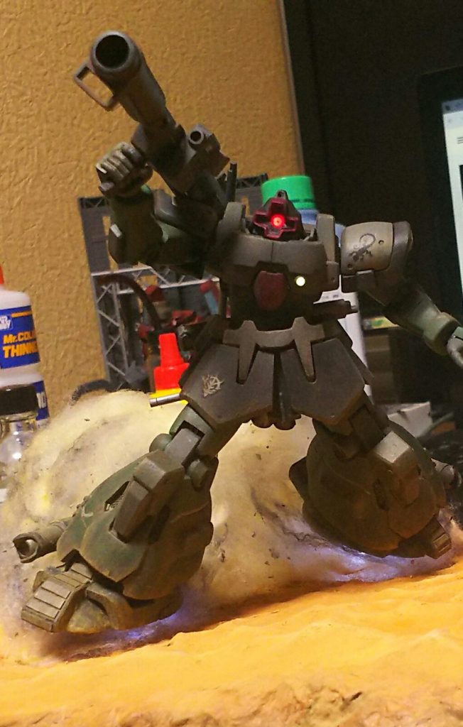 実は目と胸と足裏にLEDはいっています。野外で光が潰れたのを思うと室内撮影するべきだったと後悔しました。