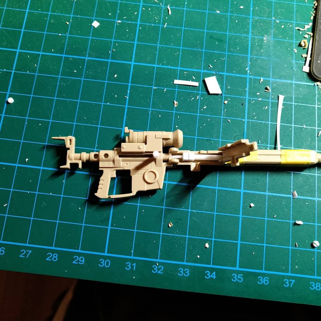 ライフル工作の様子。開閉部分は、ヒンジを作ろうかとも考えましたが、強度の問題、バレルの収納スペースの問題で、結局差し替え方式としました。