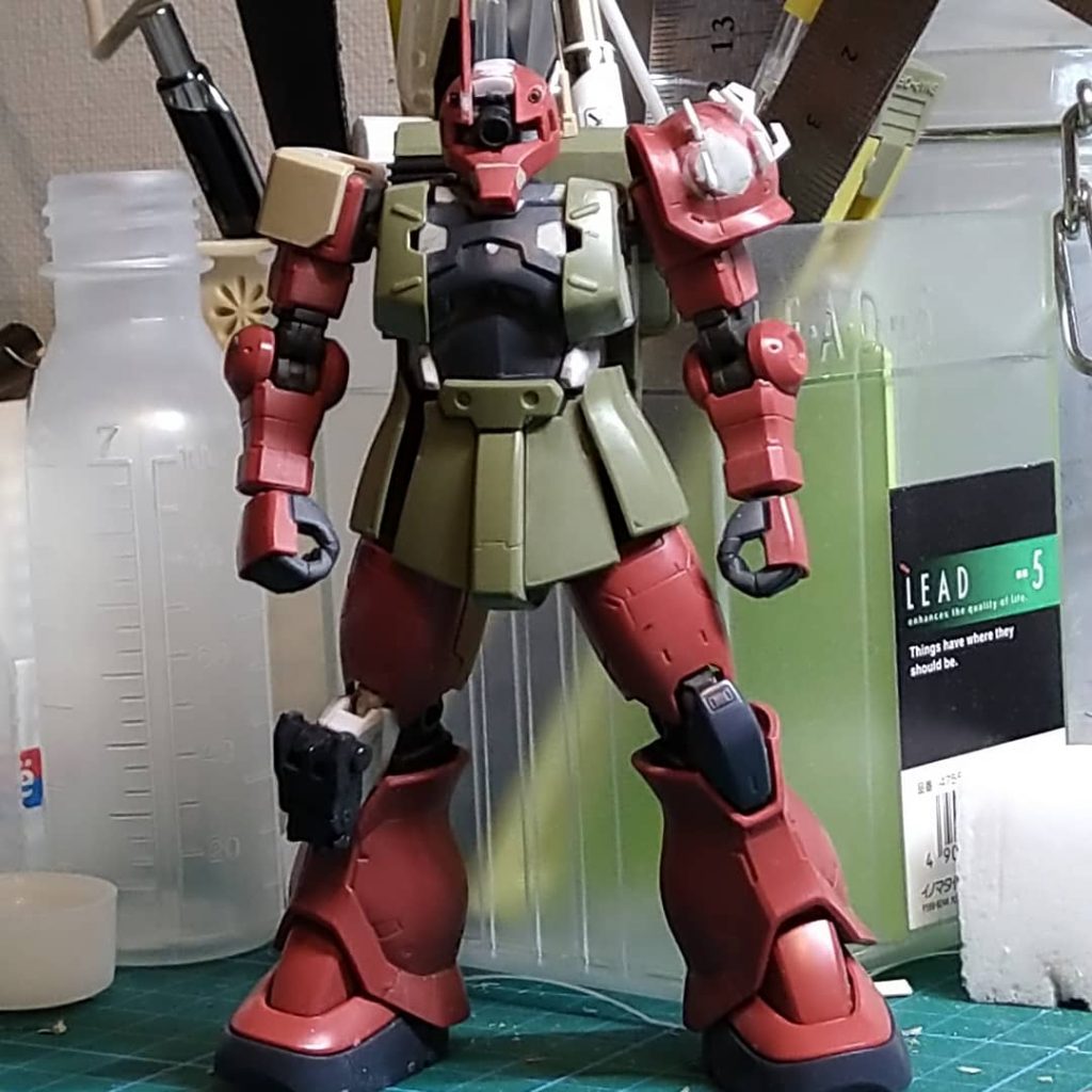 左肩のとげとげは、3mmプラ板で作成。アンテナは、真鍮線に置き換えてます。横腹のアーマーが、オリジンシャアザクのままだとスカスカなので、パテで成形。この成形部分が、欠ける欠ける・・・製作時は、泣きそうでした。