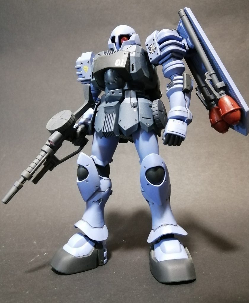 正面。 特徴的な貧相胸を同社ツィーマッドのドムらしいシンプル装甲にパテ埋め。寂しい膝部はツィーマッドのギャンの膝アーマーをパクリましたが違和感なし。腕の伸縮機能は要らなそうなので削り落としてます。劇中では活躍した盾のピックも壊れやすそうなので撤去。シュツルムファースト追加。自分の好みに魔改造。