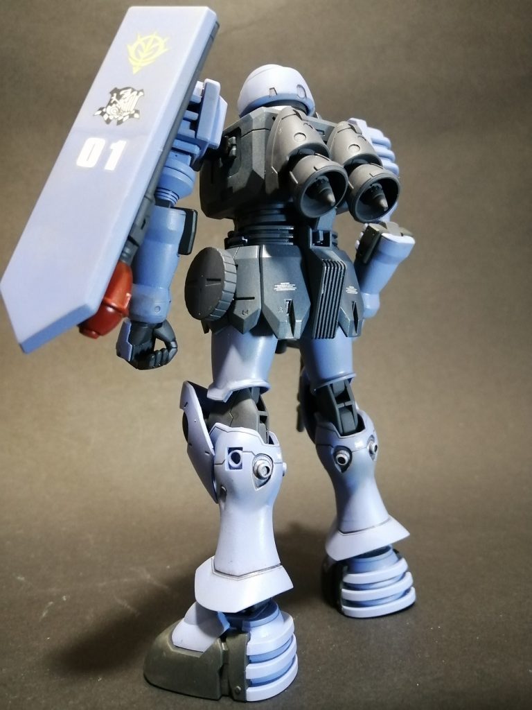 背面。土星エンジンを同社ツィーマッドのドムっぽいエンジンへ。脚部スラスターを小型のものへ。加速性よりも機動性を重視という設定。盾のピックもなく後ろ姿をシンプルにしてみました。