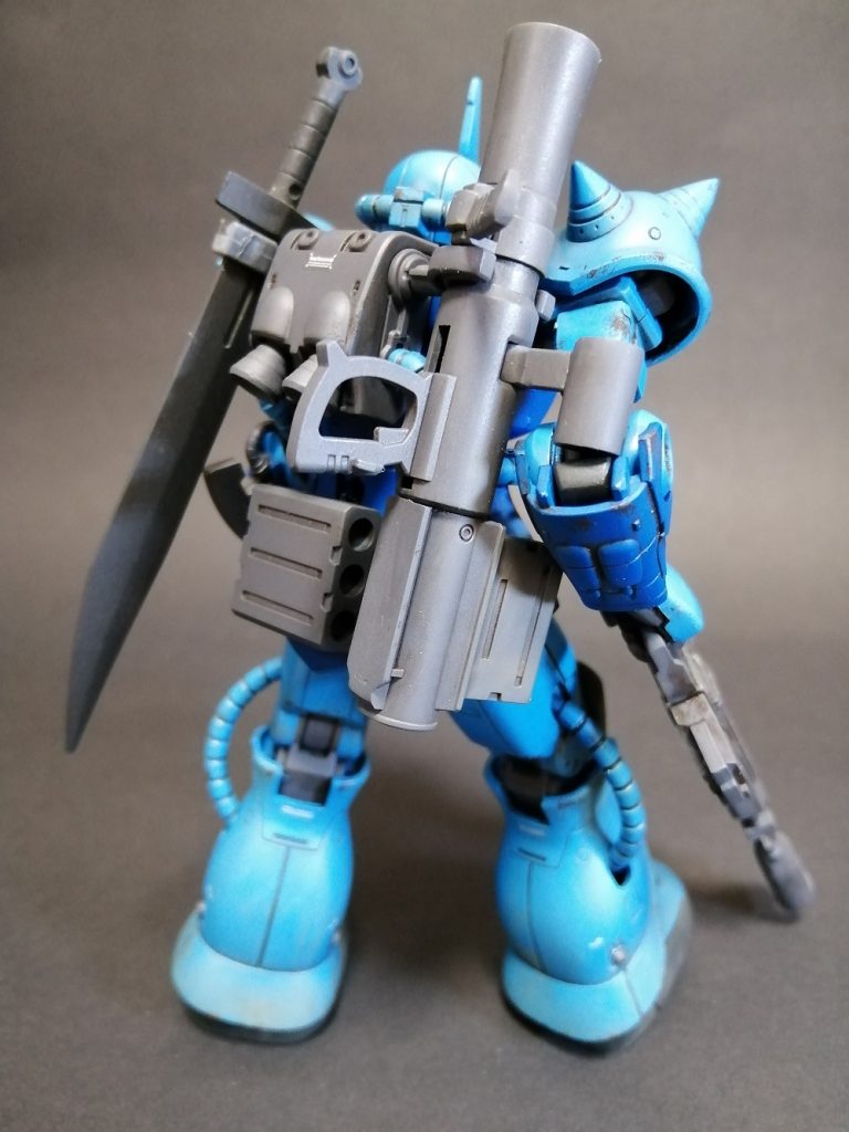 ラル機背部。ヒート剣やショートバズ、弾倉などを背負ってます。