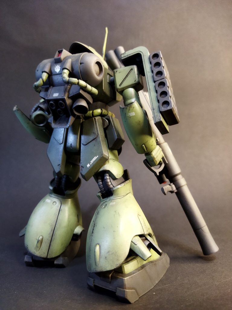 後ろから。オリジンザクから盾とバズーガー・弾倉流用です。最後までご覧いただきありがとうございました。