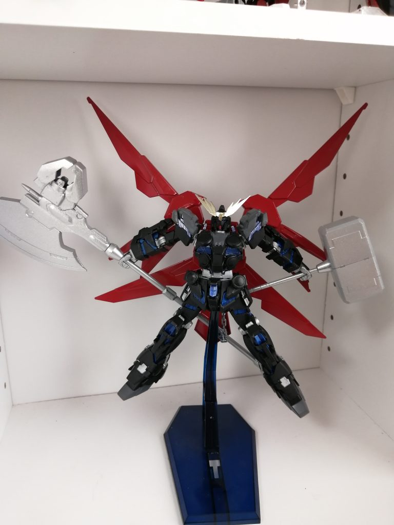 マントはこのように開いて高速機動形態に出来ます。