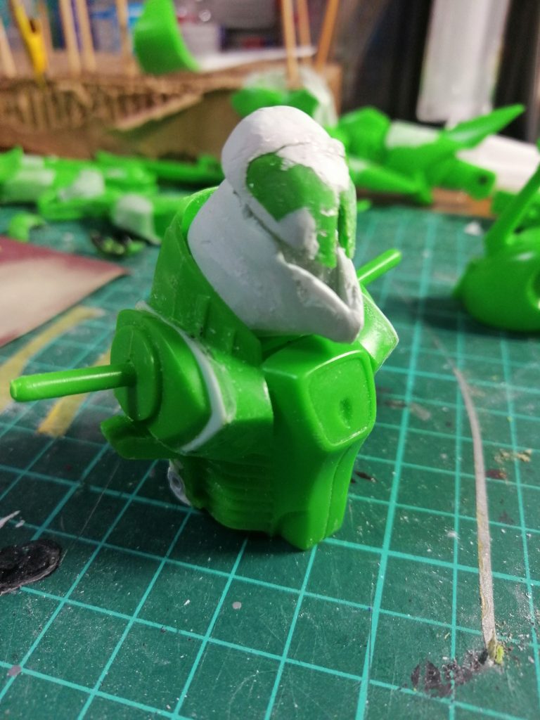 肩はハの字に。頭はプラパイプを軸にプラ板とエポパテで。