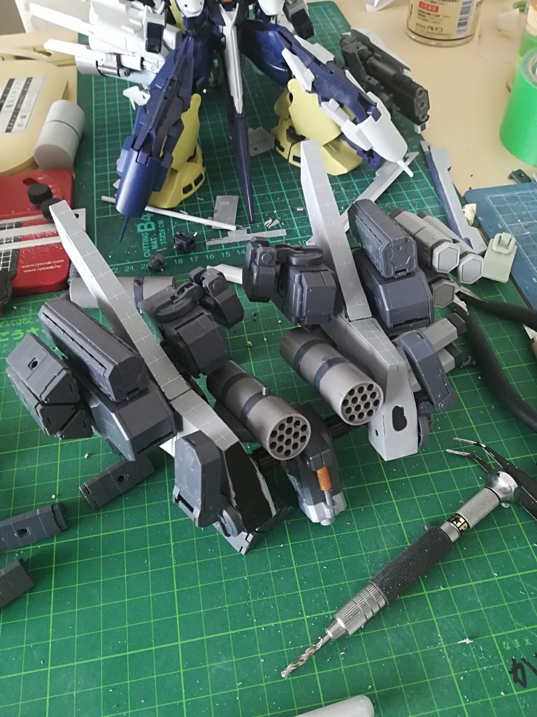 キャノンの辺りからなんかとち狂い始めました感があります。ブースターユニットの基部は別の作品に取りかかっていた時に生まれた自作の没パーツを流用しています。左腕のウェポンは展開ギミックを仕込んだのですが四肢がほとんど可動できないせいでほぼ使えない構造となってしまいました…。せめて想像の中では大暴れして欲しいものです。