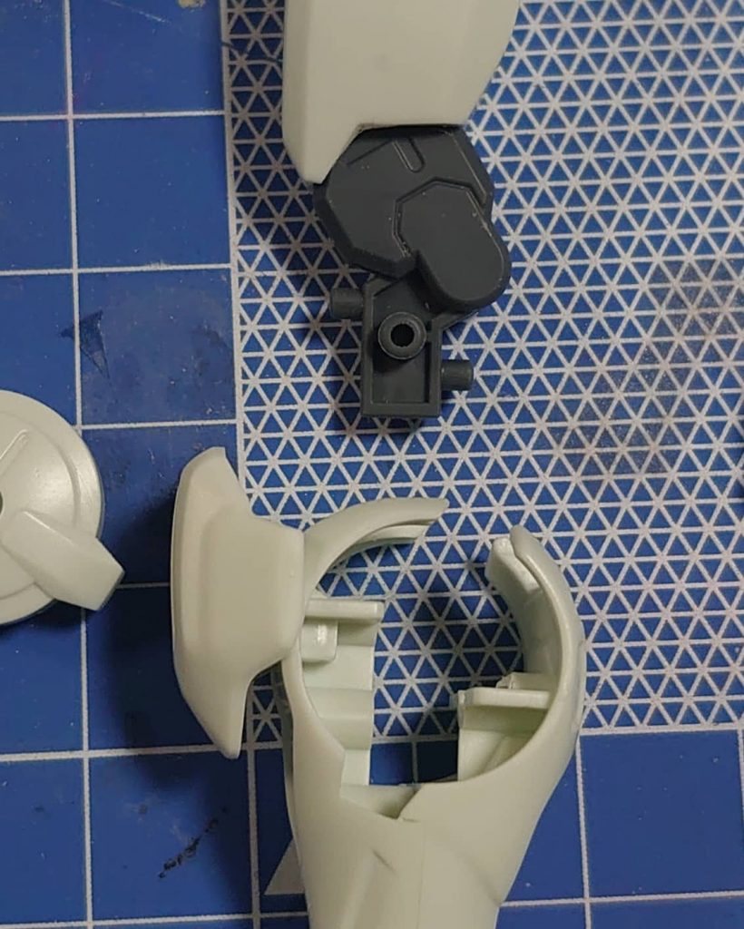 色々なサイトを参考に、頭部と脚部は後ハメ加工してみました。