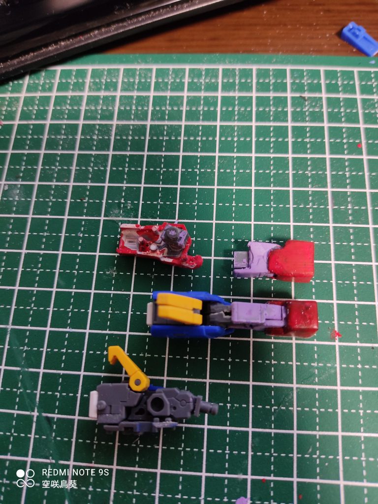 腕に関してはジョイントが異なった為、削ったりして接着させています。