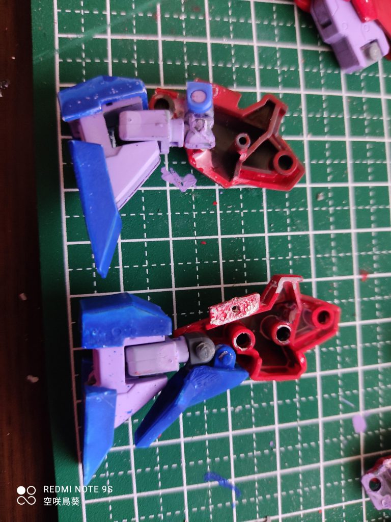 脚に関してはトライオン3からパーツを切り取ってジョイント部分を増やしています。