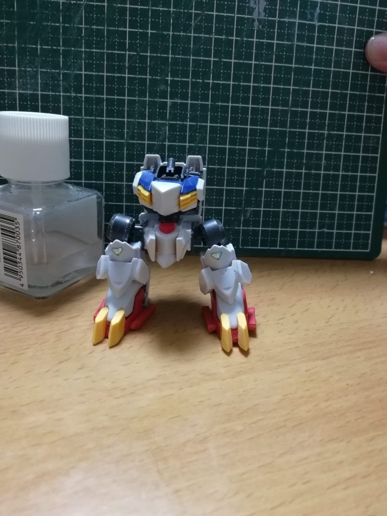 とにかく胴体は詰めてます。フレームも外装も。あと胸の形状は突き出ているようにダクトなど向き、位置変えてます。