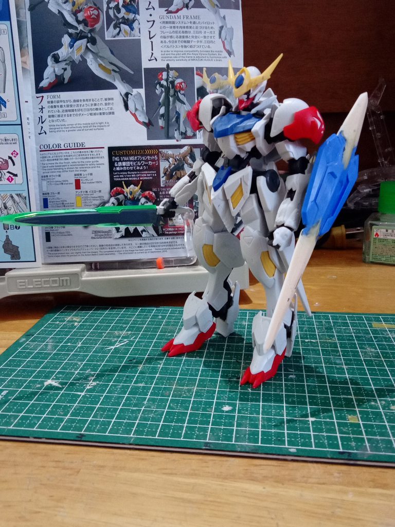 GNソード改はビームサーベルを接着GNシールドは先端の所をプラ板とエポパテで延長