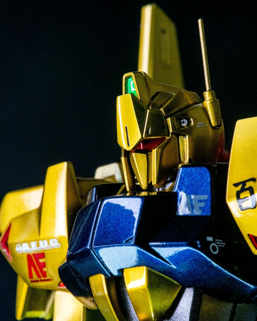 頭部センサーの裏面はラピーテープの粘着面、表面が蛍光クリアーグリーンで塗った透明プラバン貼り、ジェルクリア載せています。カメラアイの裏面は蛍光クリアーレッド、さらにクリアーブラウン、表面は光沢クリアー。