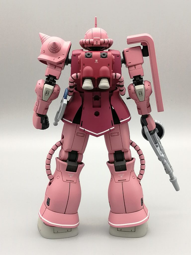 胴体の色は当初は違う色で塗装したのですが、気に食わずに塗り替えたものです。それでも自分のイメージするシャアザク感とは違和感が...こだわりすぎても完成しないのでこれで良しとしました。