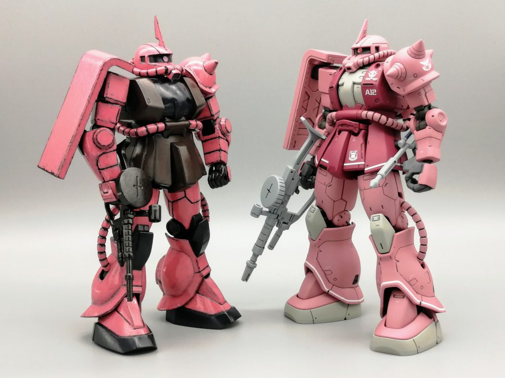 こちらは以前製作のFGシャアザクと。オリジン版シャアザク、どこかコミカルな感じがすると思ってたんですが、この写真で気づきました。口の肉厚が厚くてたらこ唇なんですね。ちょっとキン肉マンみたい。(^-^;