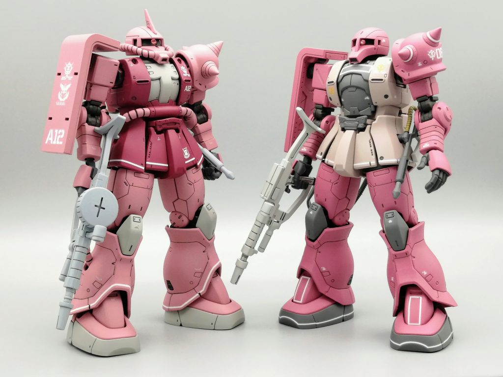 前作のシャアザクⅡ(左)とのツーショット。ちょっとピンク過ぎて可愛らしくなった反省から、今作はちょっと赤めに振ったのですが、今度は酒飲んで赤ら顔のおじさんに見えなくないというか(^-^;私の中のエレガントなイメージのシャアの機体に合う赤(ピンク)の調色ってなかなか難しいです。