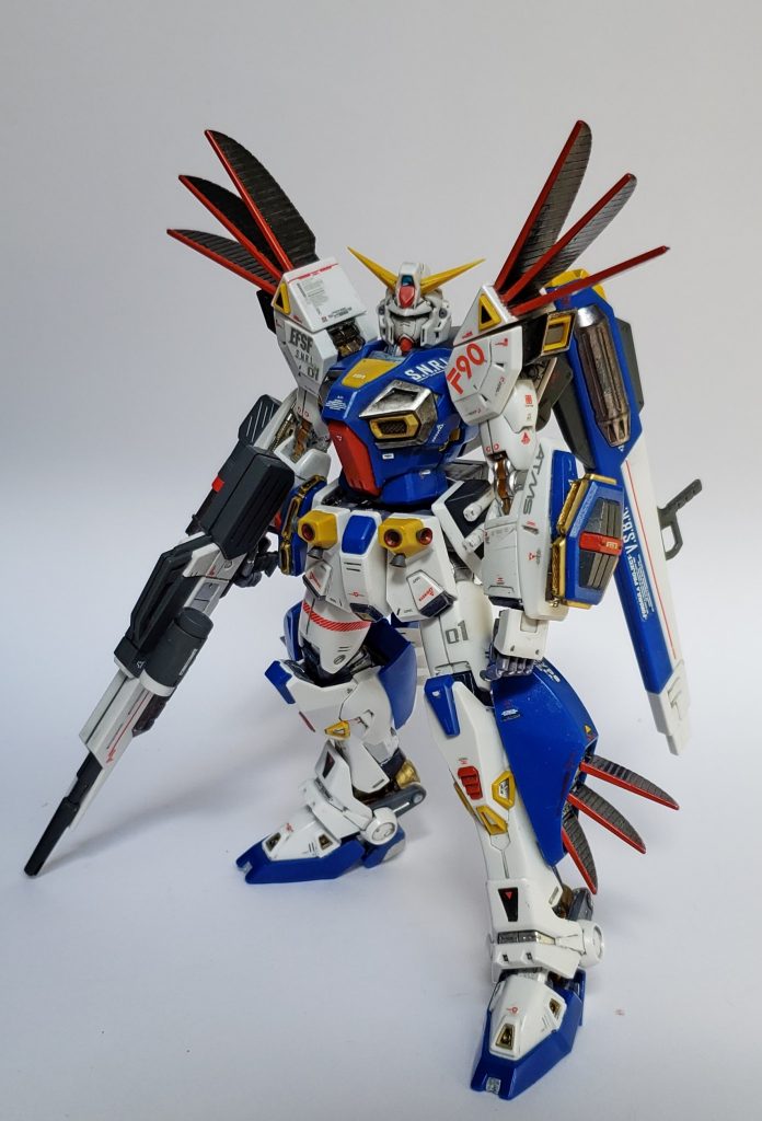フロントビュー放熱フィンをガンダムマーカーEXのメタリックブラックに腰部サーベルラックをグレーに左腕のATMS（F90がアナハイムとのコンペで勝利を収めた次期主力MS開発計画）マークがこだわりポイントです
