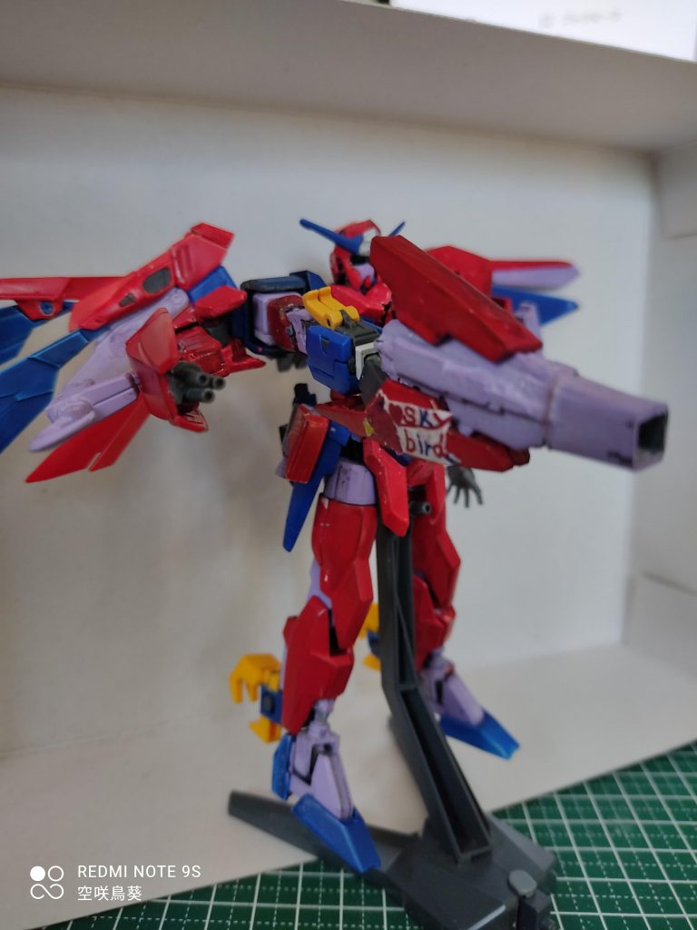 主な武器としましては盾、アンカー(着脱可能)、ミニガトリング、ビームライフル、太刀となっています。主に近、中距離型になっています。写真ではわかりずらいですが、腰にブースターをつけています。シンプルですが自分が好きなものを詰め込みました(笑)本当はファンネルを取り入れたかったのですがあまり詰め込み過ぎるのも良くないので今のようになりました。