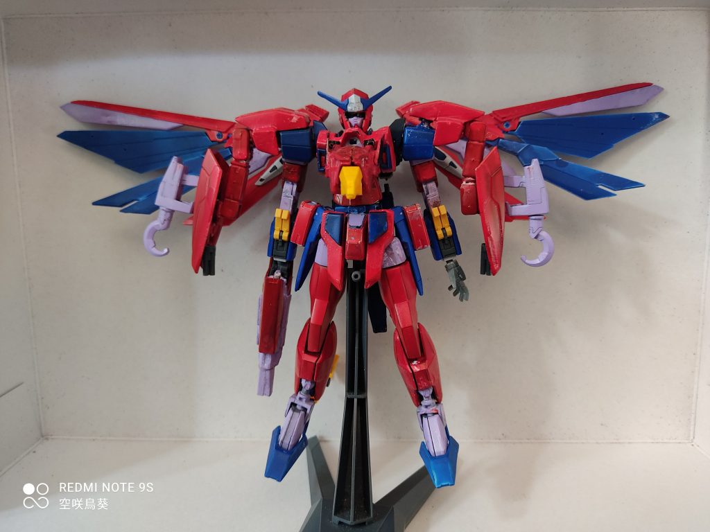 メインとなる機体はガンダムAGE2ダークハウンドです。ミキシングで使用したガンプラはRGウイングガンダム、ガンダムトライオン3となります。今回作ろうとなったきっかけとしましてはビルドシリーズの影響もありますが、RGウイングガンダムの羽が理想だったのでこれを機にオリジナルガンプラを作ろうと思い行動に移しました。なぜ胸に鳥の顔があるのだ!?それは、カッコイイからだこれを疑問に思った方もいるかもしれませんがそれもそのはず勇者シリーズからもモロに影響受けています(笑)