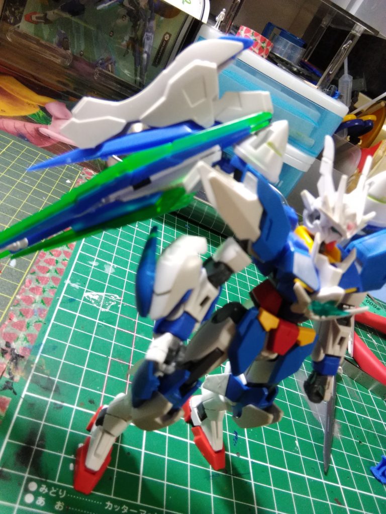 左側だけパーツをくっつけたりして、クアンタのシンメトリー感(?)を出してみました。(あんま出てない)そして、右側の方は取り敢えずのスタビライザーがつけたりしました。(本当はフルセイバーのhgがあればフルセイバーになります)