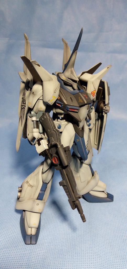 戦闘機的なイメージがあったのでグレーと青で塗装。思った通りバッチリ似合いました。