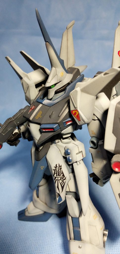 モノアイは緑。今やキットが手に入らないのでメルカリで素組み品を購入したものです。