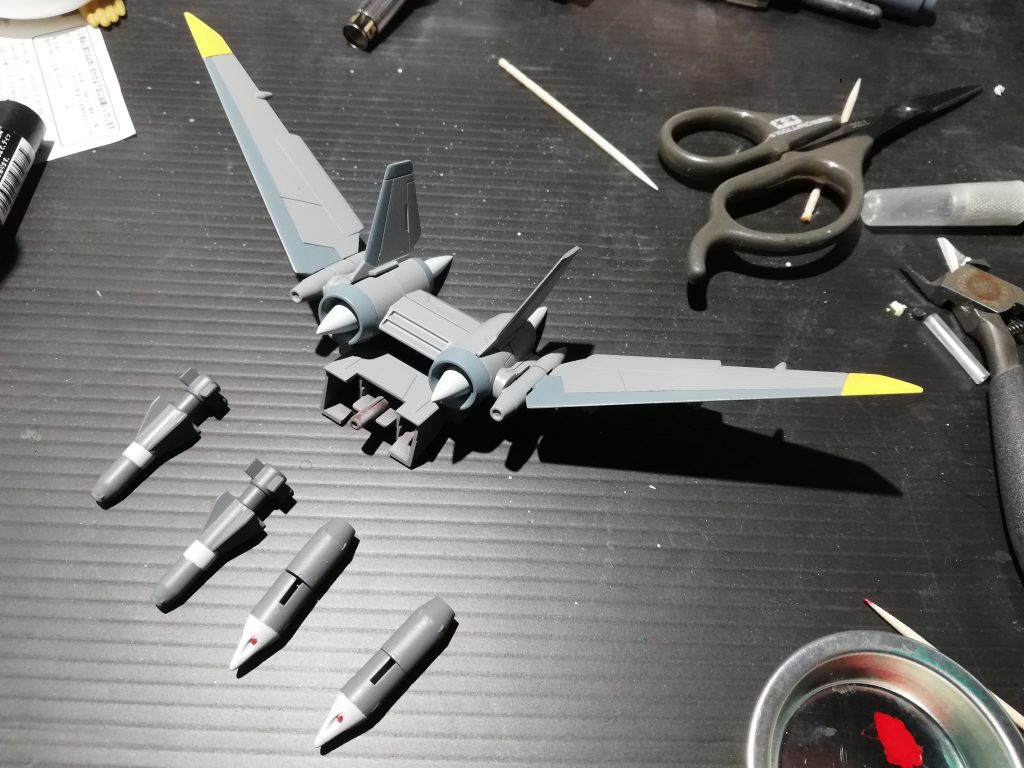 ストライカーは腕の見せ所。マスキング頑張りましょう。他にウィングの縁を薄く見えるように削ったりコーンを尖らせたりしています。特にウィングの板っぽさを無くすのは効果的。