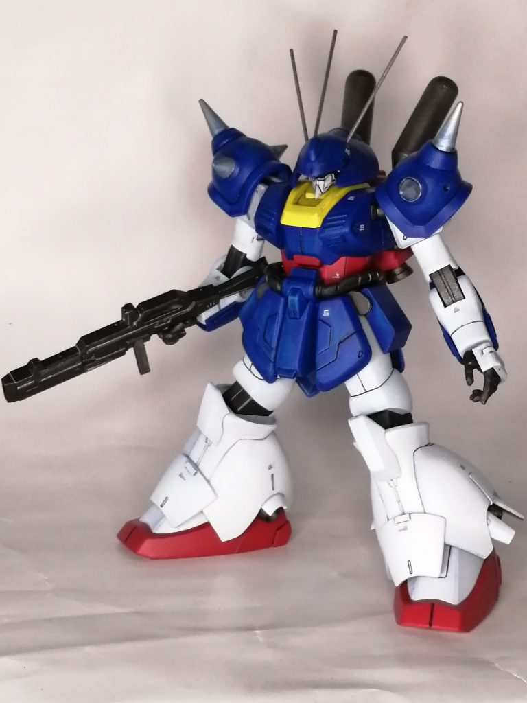 両肩をスパイクアーマーに変更。肩はグフカスタムの物にマラサイのスパイクパーツを取り付けました。