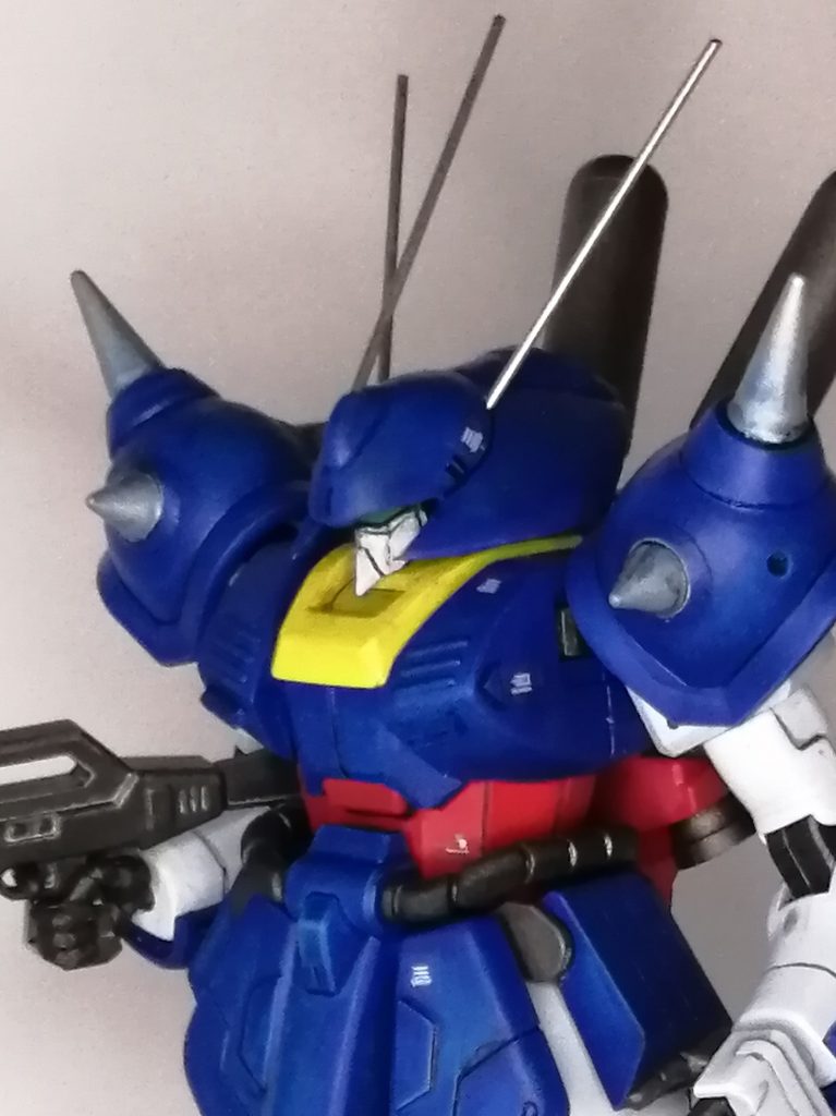 顔はツインアイだったので、Sガンダムのフェイスパーツを移植しました。同じアナハイム製なのでちょうど良い感じです。ヘルメットはエポパテとバーニアパーツで形を整える。アンテナは1㍉アルミシャフト。 