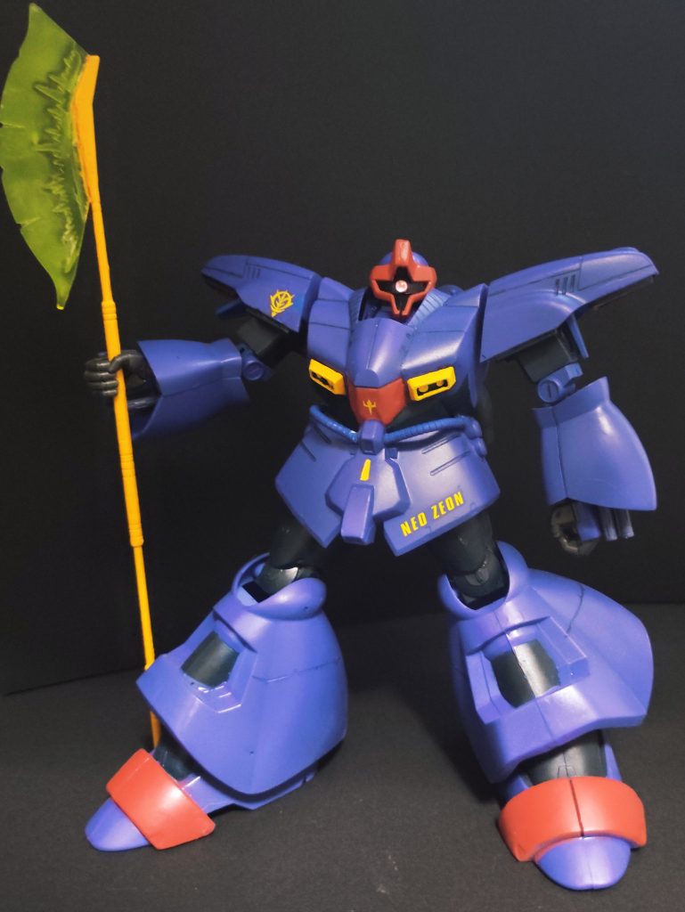 まずは正面から!このガッチリとしたフォルムがたまりませんハンドパーツはHGのサザビーのものを使用、ビーム刃はシナンジュの武器から拝借しました