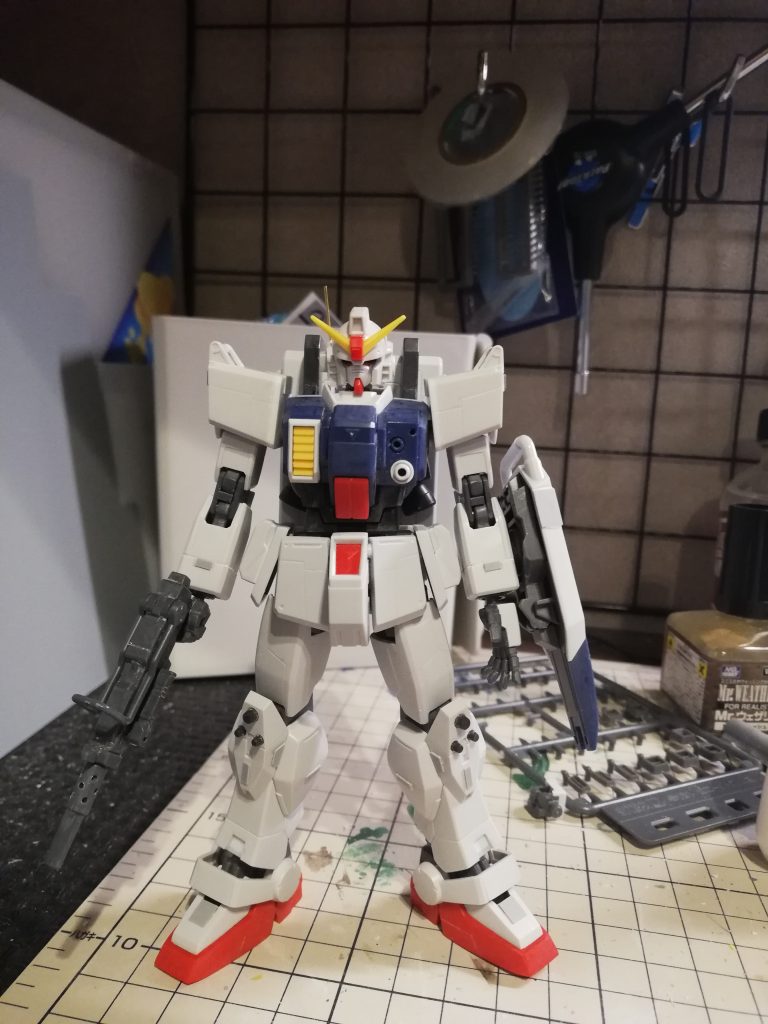 ■今回の改修ポイント・首は1mmほど伸ばして顎を引けるようにしました。・肩の位置を1mmほど上に移動させました。・肩幅を1.2mmずつ左右にひろげました。・各部に0.3mmのプラバンで凸モールド追加+スジボリ・頭にロッドアンテナを追加(真鍮線)特に首を伸ばすのがおすすめです。最後まで見ていただいてありがとうございました。