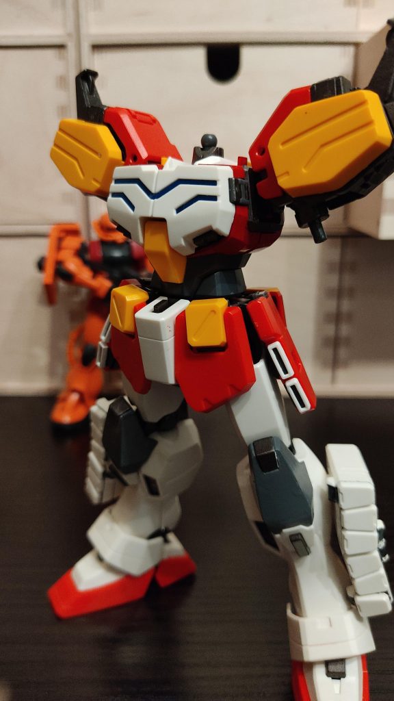 唯一の制作過程です。色味を考えてボディを赤くしています。アクリジョンのベースカラーレッドを塗ってから、水性ホビーカラーのレッドを瓶生で塗っています。その他フレーム部分は焼鉄色、武装は黒鉄色、膝や腹部はニュートラルグレー、シルバーとゴールドは4アーティストマーカーてす。動力パイプは色々使っています。スプリングとかメッシュワイヤーとかそのほか。完成までの手順の整理が上手くいってなくて、この状態から一気に完成まで行ってしまいました。