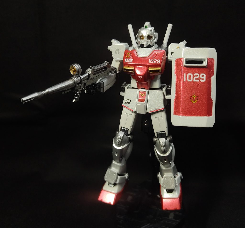 わかったとはいえ、イラストは頭と上半身の胴体部のみで、手足のアーマーや足、シールドの色はハッキリしませんので、申し訳ありません。顔のアーマーは顔と同じ色のようですが、あえて明るめのシルバーにして、それ以外のアーマーもシルバーに塗り直しましたマーキングはオリジナルです