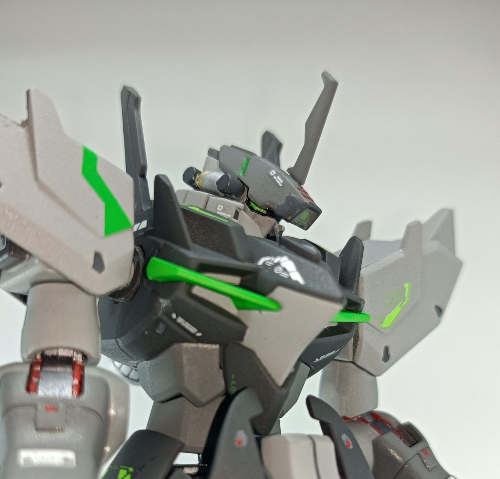 頭部はガンダムフェイスに