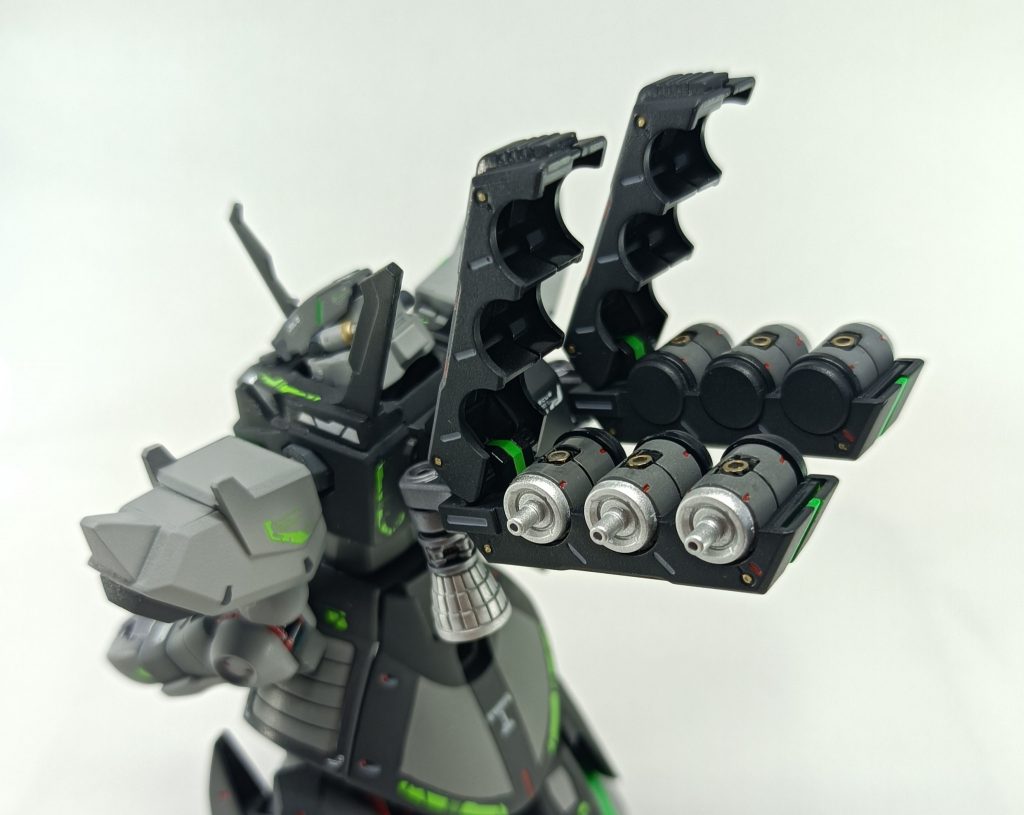 背部ビット×6複数の攻撃端末を同時に操作し、敵機を包囲して攻撃する