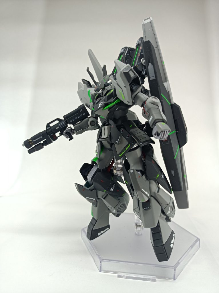 大型ブースターで一気に敵陣に詰め寄りグレネード、ミサイルポッドで撹乱