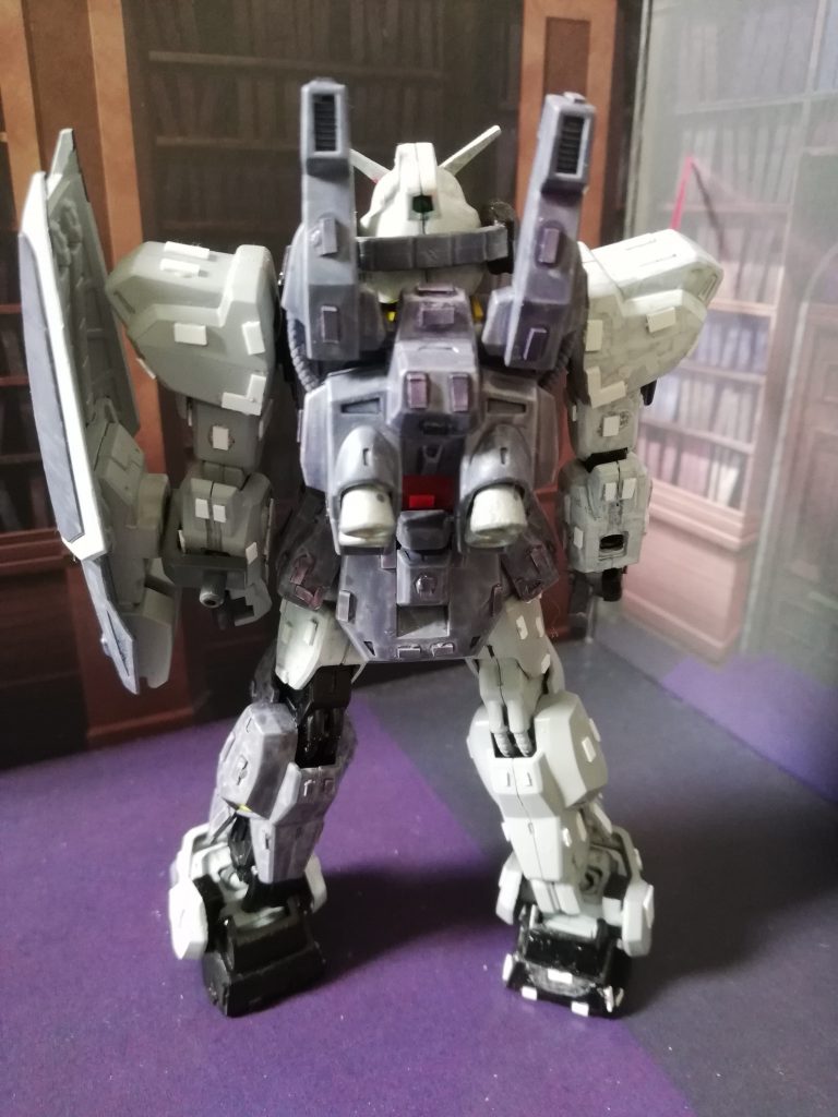 マーカーで色を塗っては見たものの、よく分からず…一応左右対象にはなっています。（多少ズレはあります）うまくなるコツとかあったら教えてくださると助かります。ガンプラ製作上手くなりたいんです！